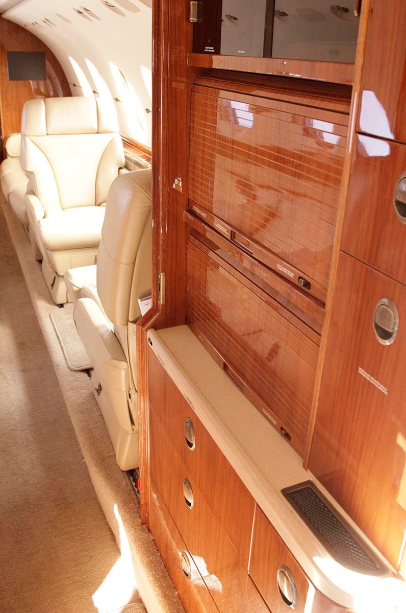 Latitude-33-Aviation-2010-Cessna-Hawker-900XP-Interior_Gallery