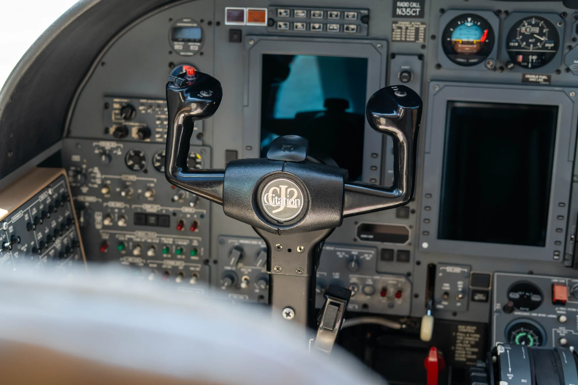 Latitude-33-Aviation-2002-Cessna-Citation-CJ2-Cockpit_Detail_2