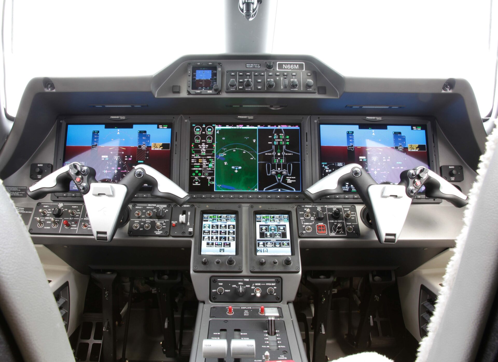 Embraer Phenom 300 - N66M SN50500412_Cockpit_2