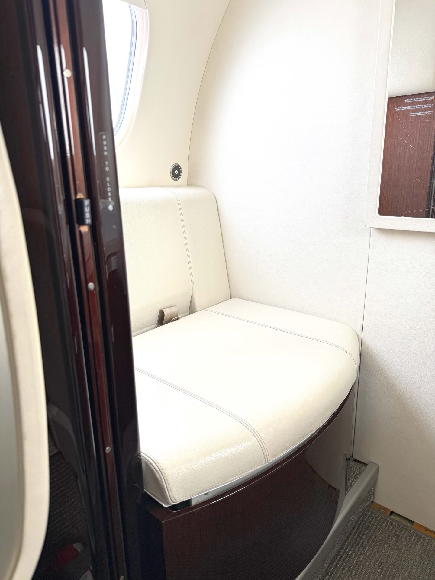 Embraer Phenom 300 - N66M SN50500412_Interior_27